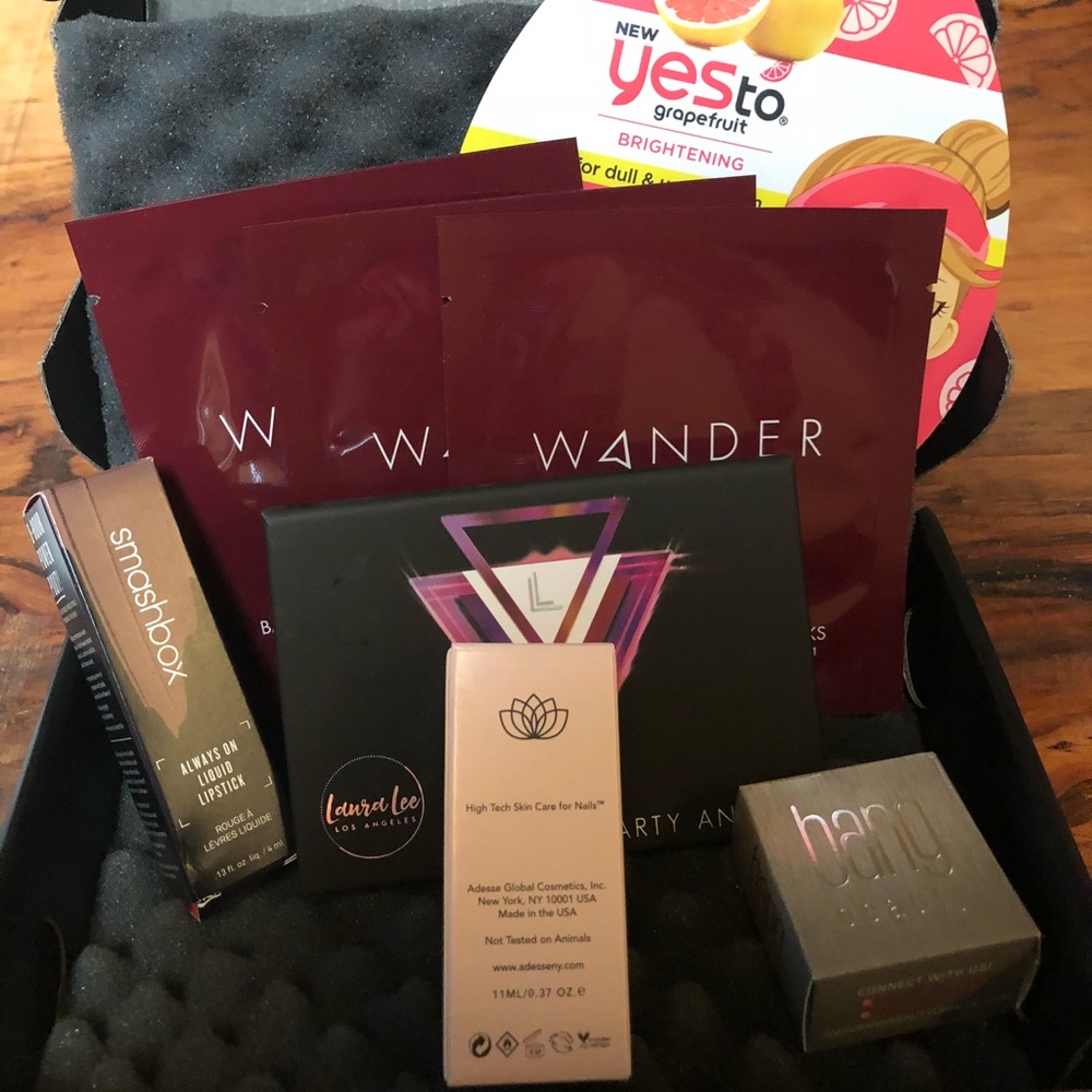 August Boxycharm